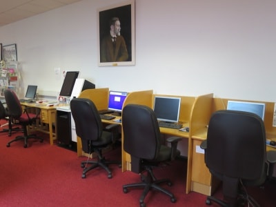図書館のコンピュータ室