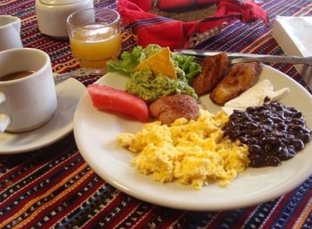 グアテマラの定番の朝食