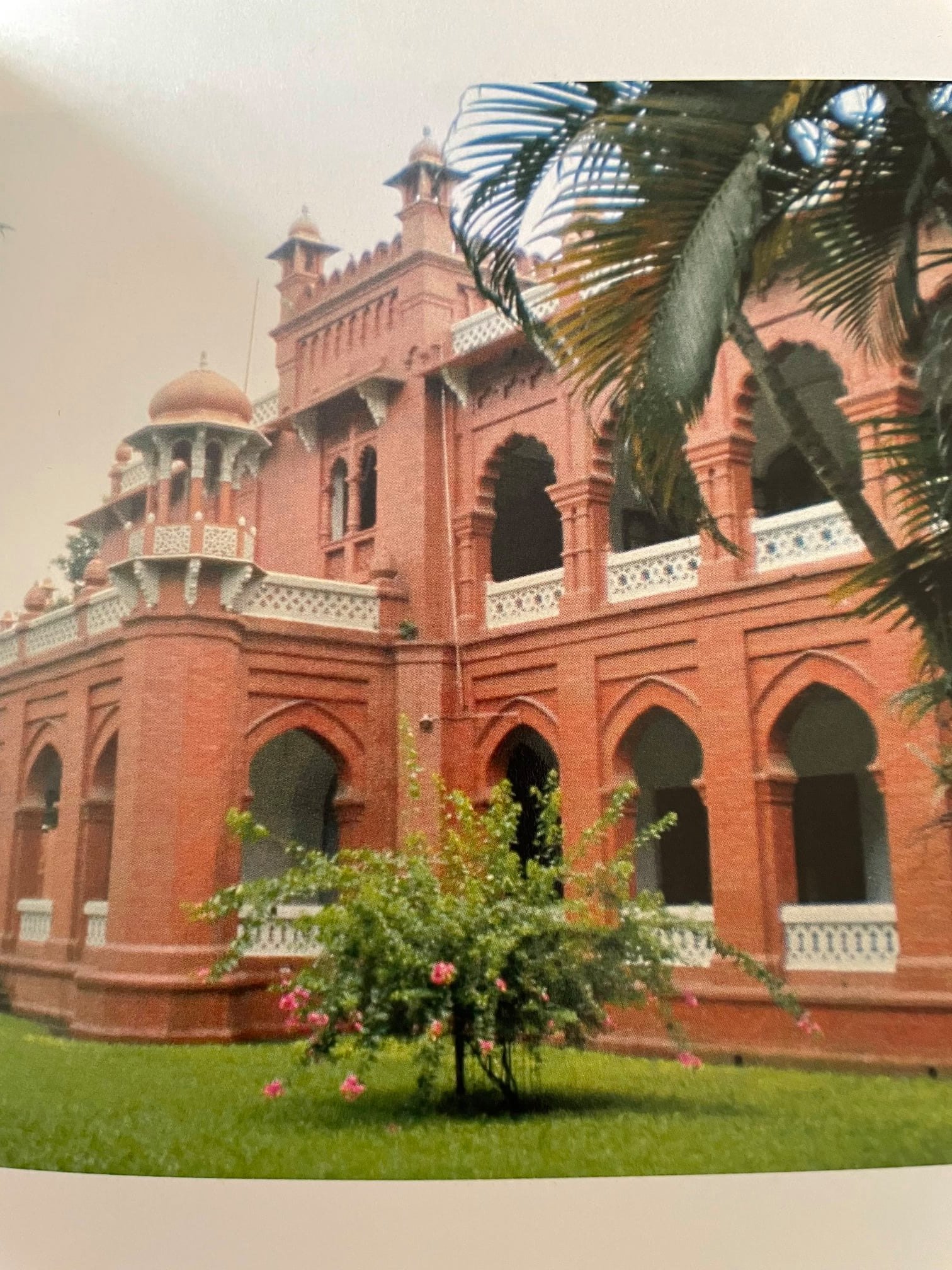 ダッカ大学構内のカーゾンホール　 １９０５年インド総督ショージ＝カーゾンによって建造された 当時公会堂として建てられたが、現在は教室として使われている バングラデシュの建物はレンガでできているものが多い