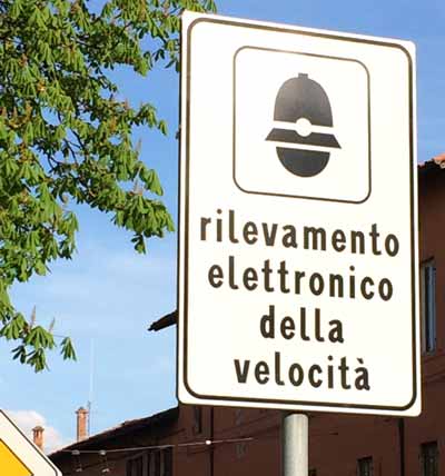 イタリアの幹線道路にあるスピード違反の取り締まりカメラ(autovelox)