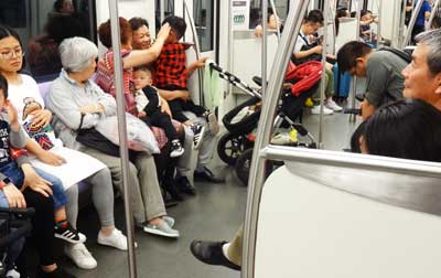 上海の地下鉄の親子