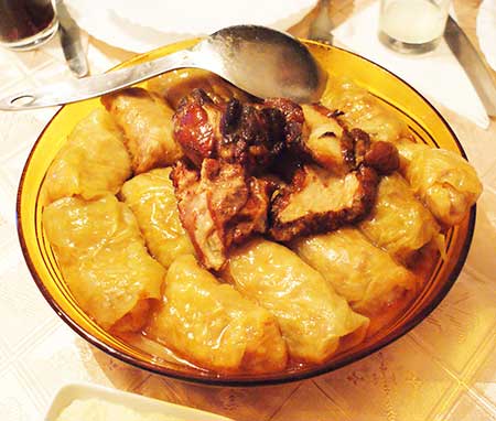 セルビアの家庭料理サルマ