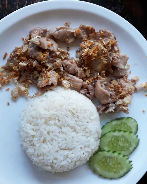 タイ、チェンマイの食事。一食45B（140円程）の料理
