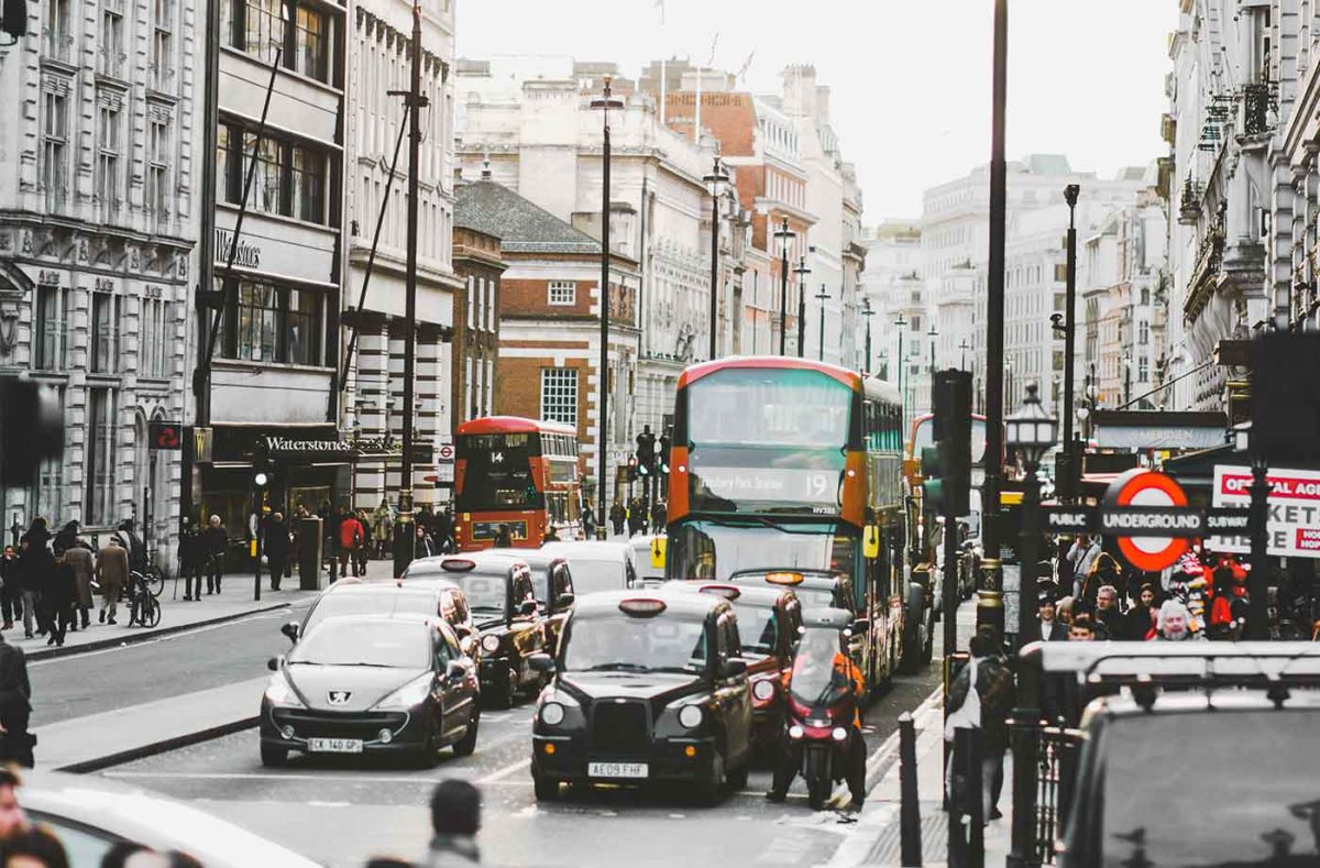 イギリスの運転事情。免許取得方法と注意したい交通ルール