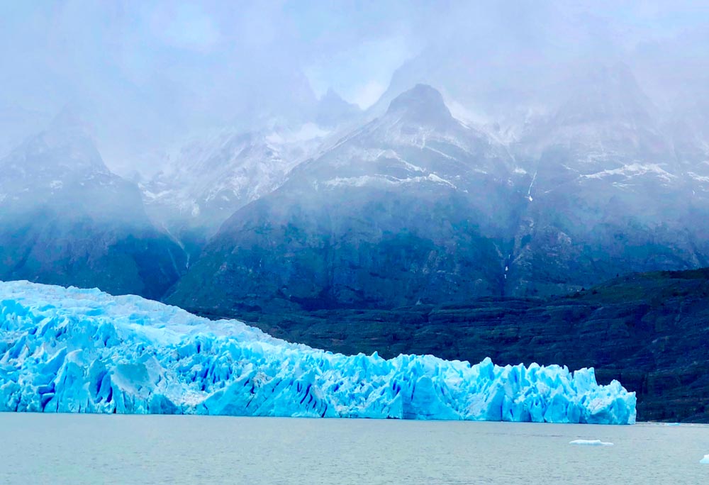 トーレス・デル・パイネの湖ラゴ・グレーに浮かぶ氷河