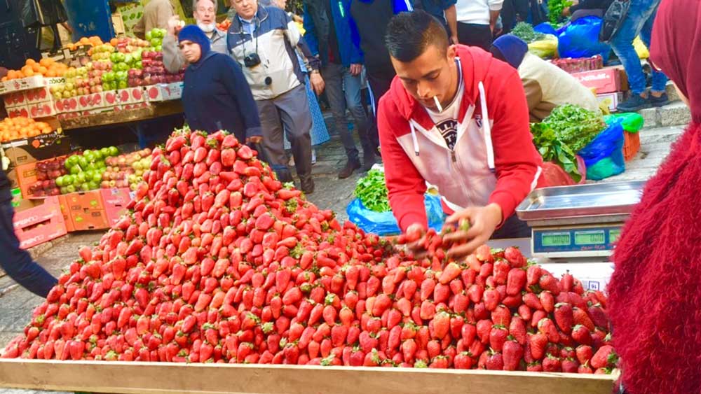 イスラエルの市場でイチゴを買う