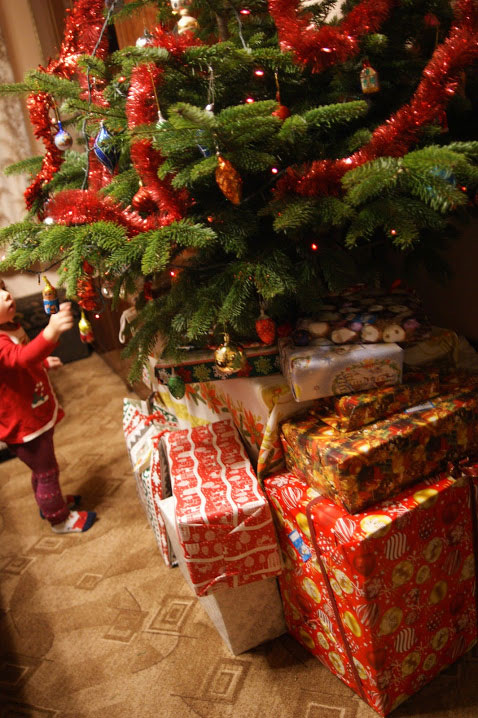 クリスマスツリーの下にプレゼントが並びます。