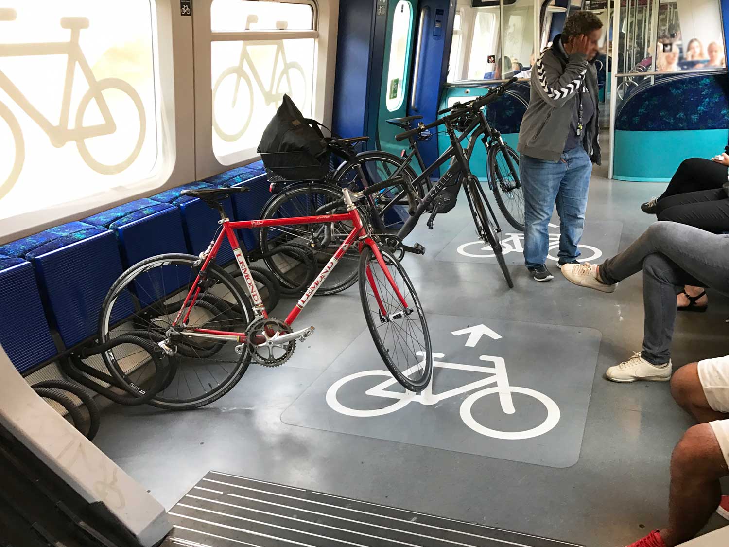 デンマークの電車は自転車を乗せるための車両が準備されているので、長距離の移動の際には、電車と自転車を合わせた移動も可能