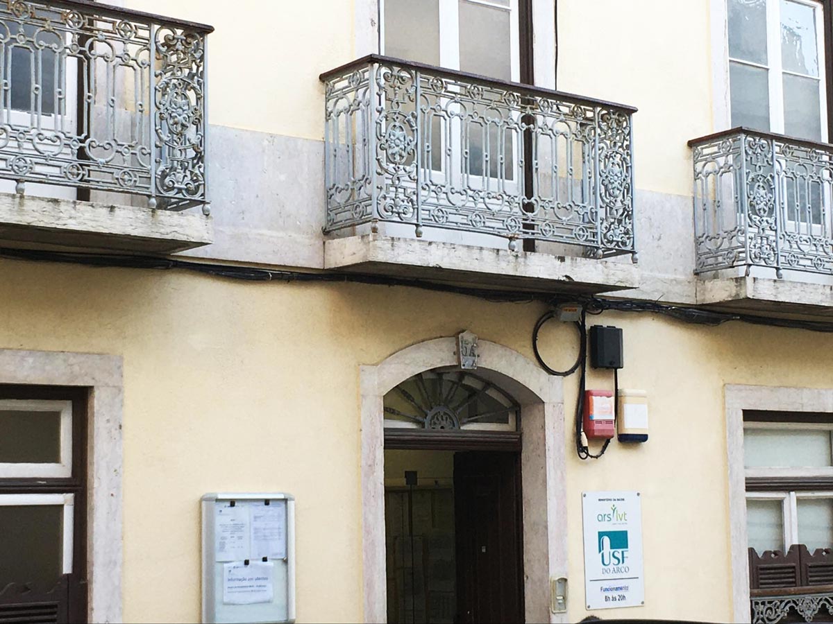 ポルトガルのアパートの一階にひっそりとある公立診療所