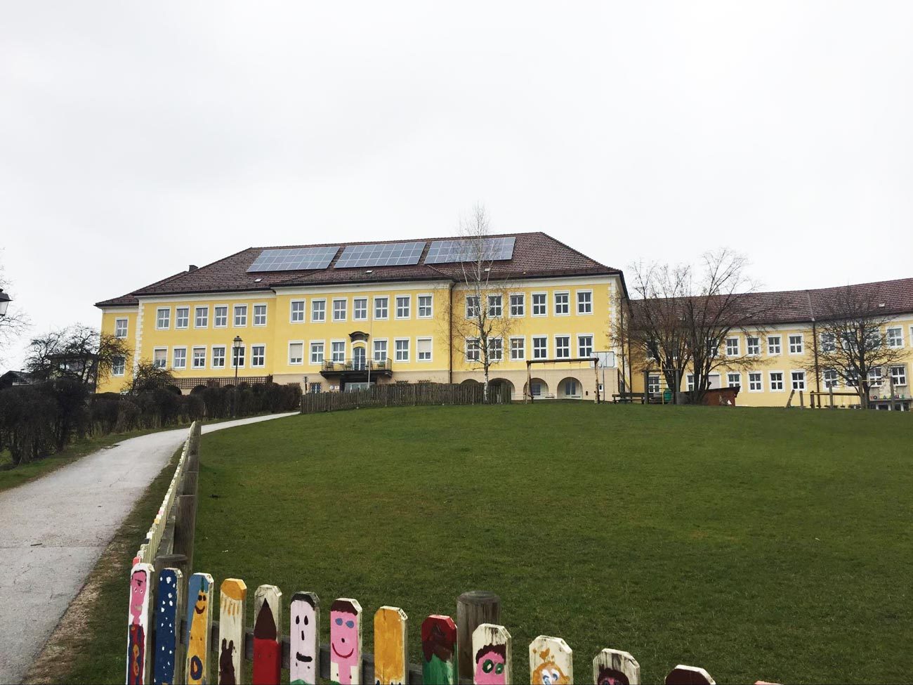オーストリアの公立校小、中学校が繋がっている校舎。