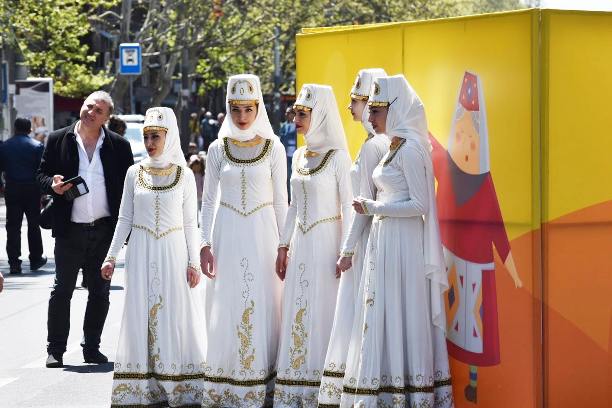 2018年革命記念日で伝統衣装をまとったアルメニア人、エレバン