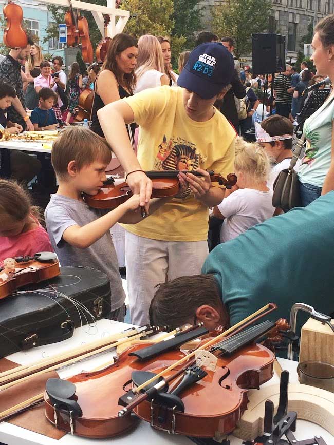 フェスティバル会場でバイオリン体験