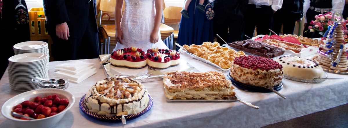 ノルウェーの結婚式の食事のテーブルの上のケーキは全て手作りなんです