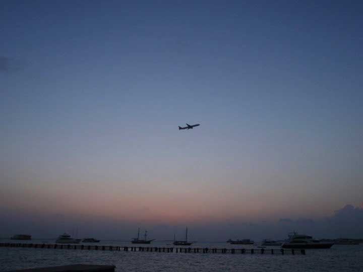 交通手段は、飛行機とボート頼みの島国モルディブ共和国