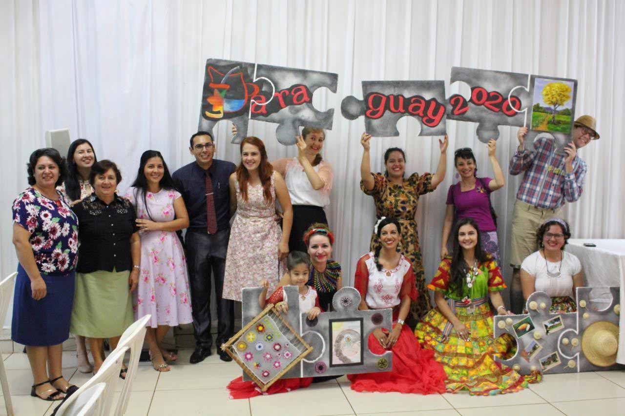 パラグアイの民族衣装を着た女性たち
