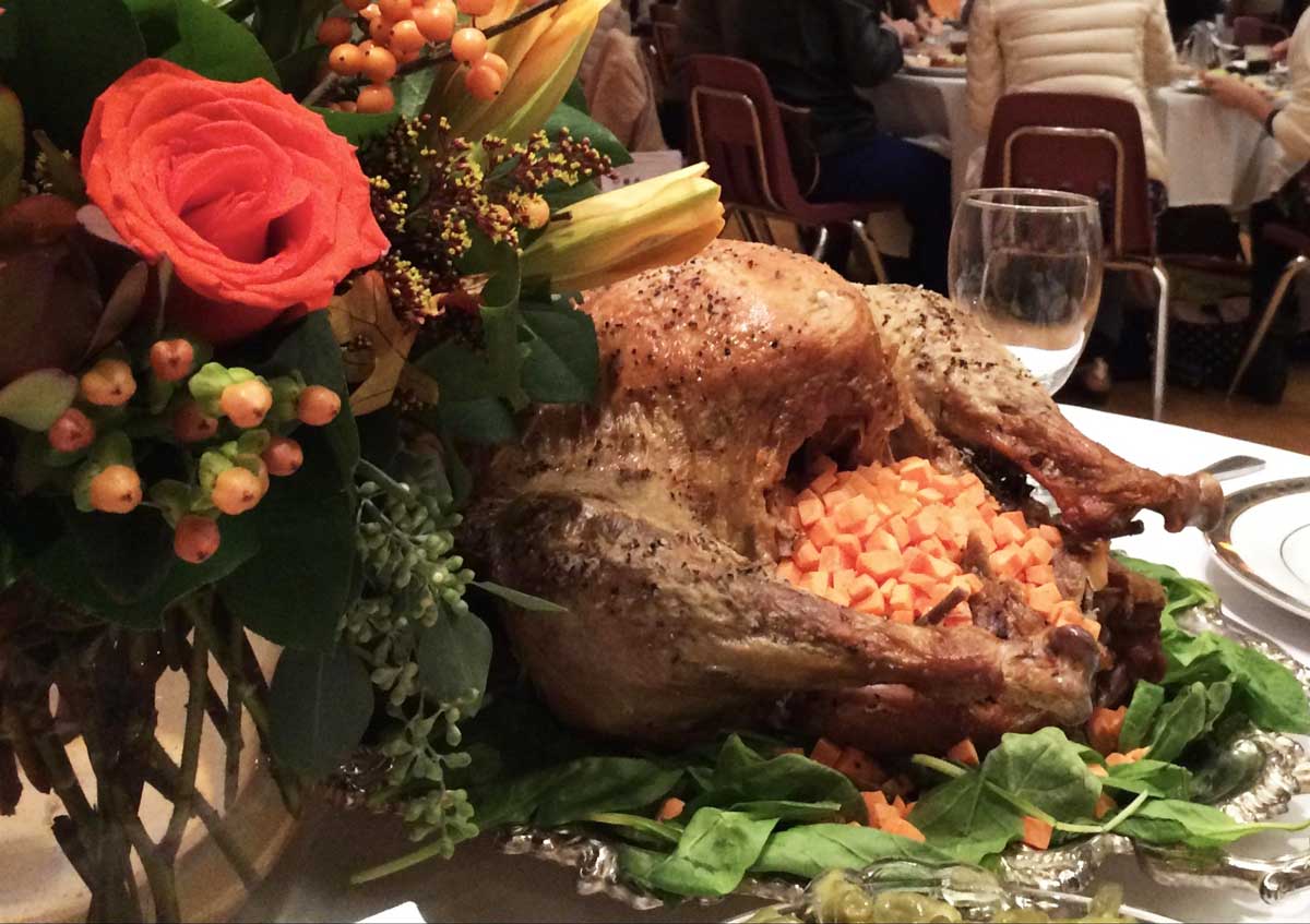 感謝祭の伝統料理・サンクスギビングディナーの七面鳥の丸焼き