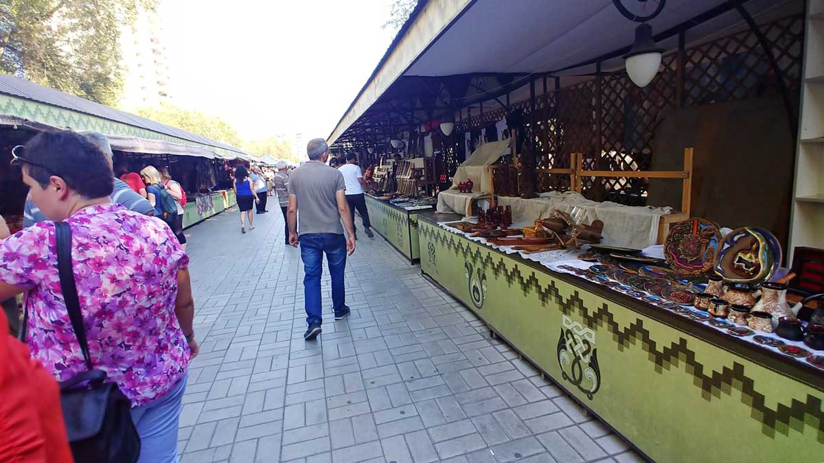 アルメニアの首都エレバンにあるVernissage露店市