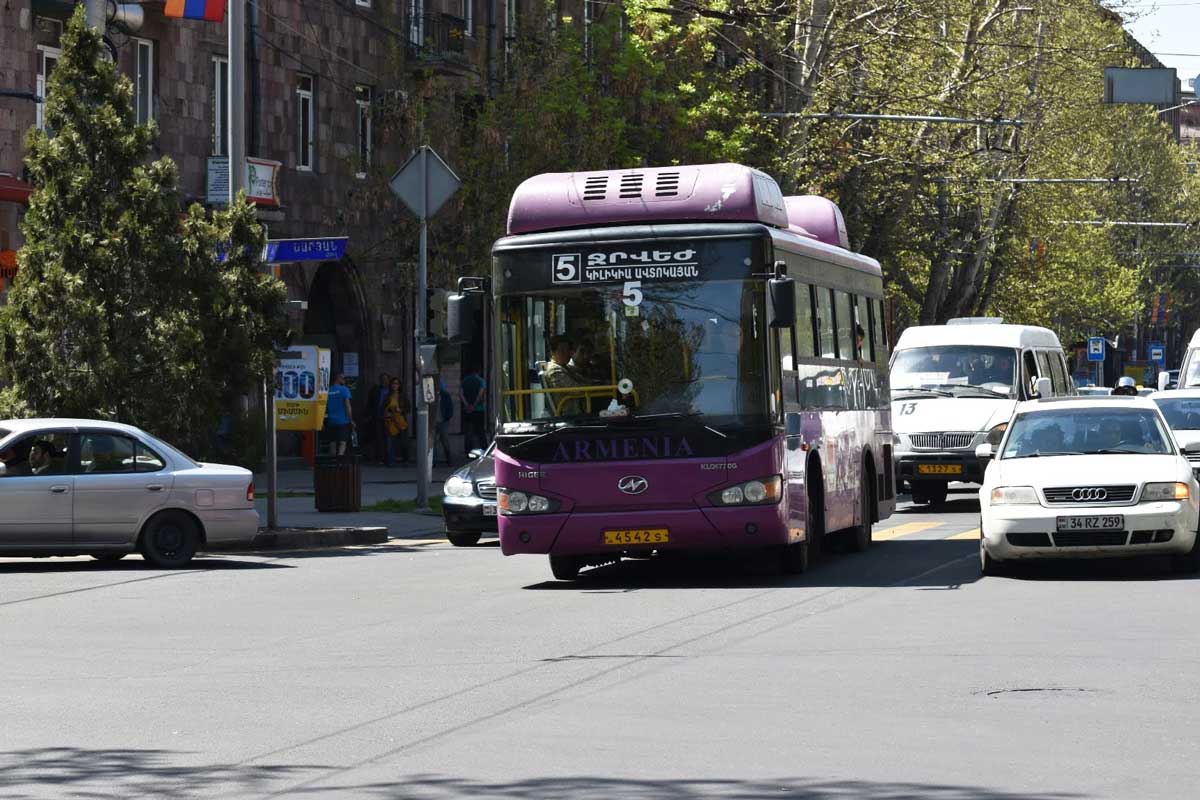 アルメニアの首都エレバンを走る市内バス