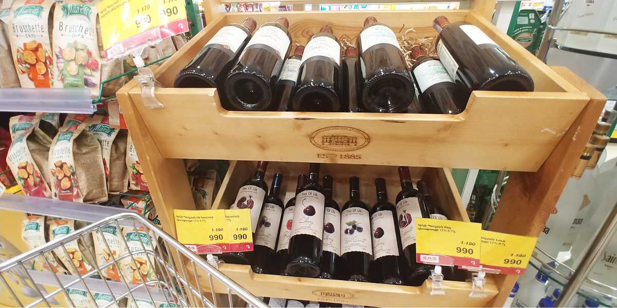 アルメニアのエレバンのスーパーにある現地産ワイン売場（アルメニアは、ワインの産地でもあります）