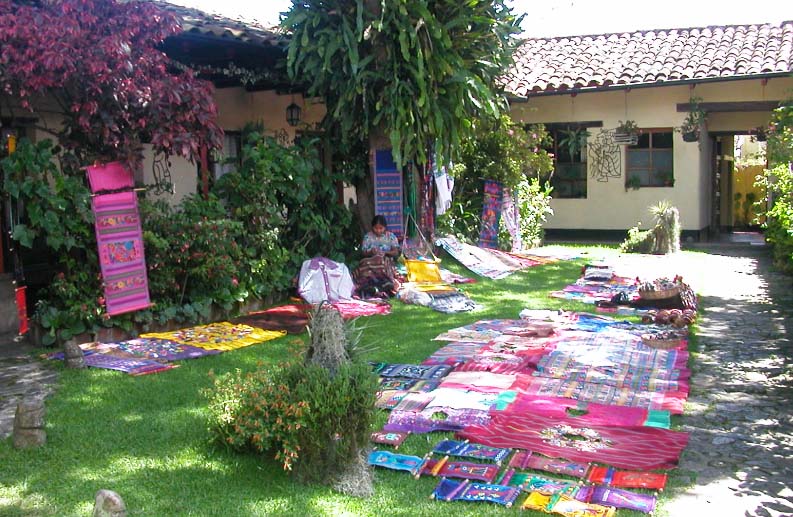 アンティグアやパナハッチェルなどの観光地で、民族衣装を着てお土産物を売っている人たち