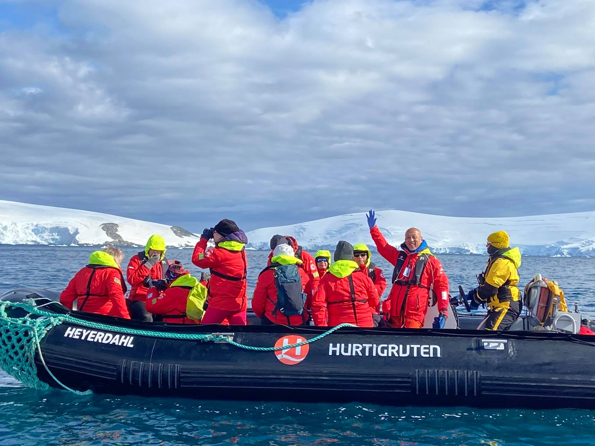 小型ボートによる南極クルージング