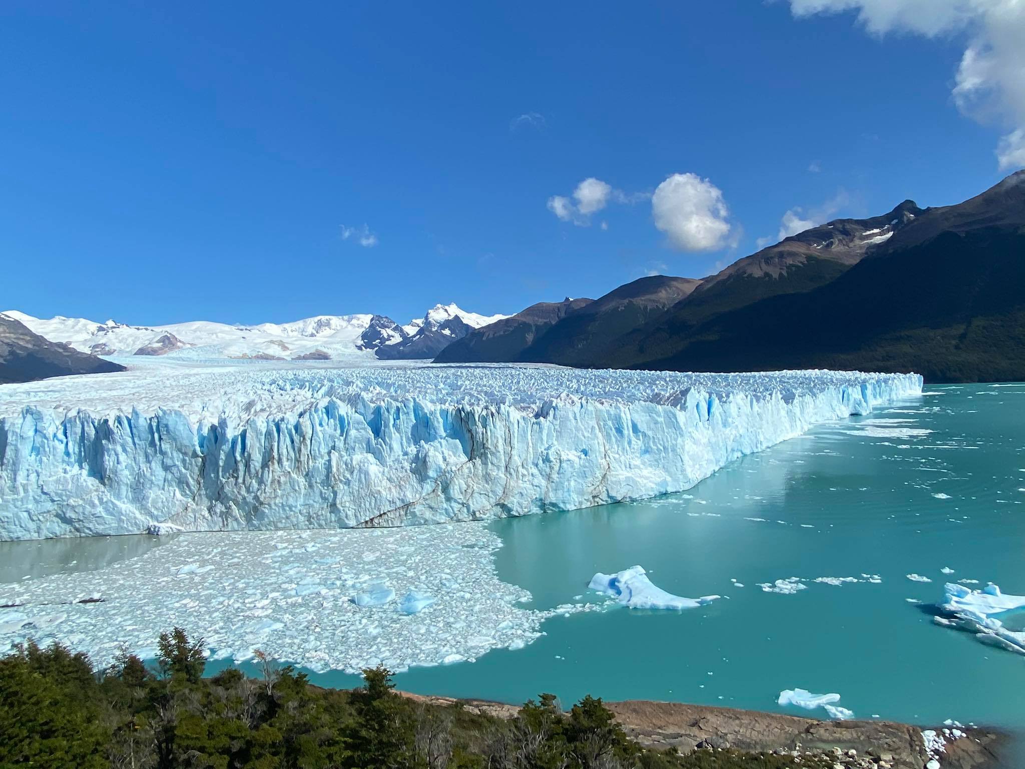 ペリート・モレノ氷河(エル・カラファテ）世界でも珍しい動く氷河