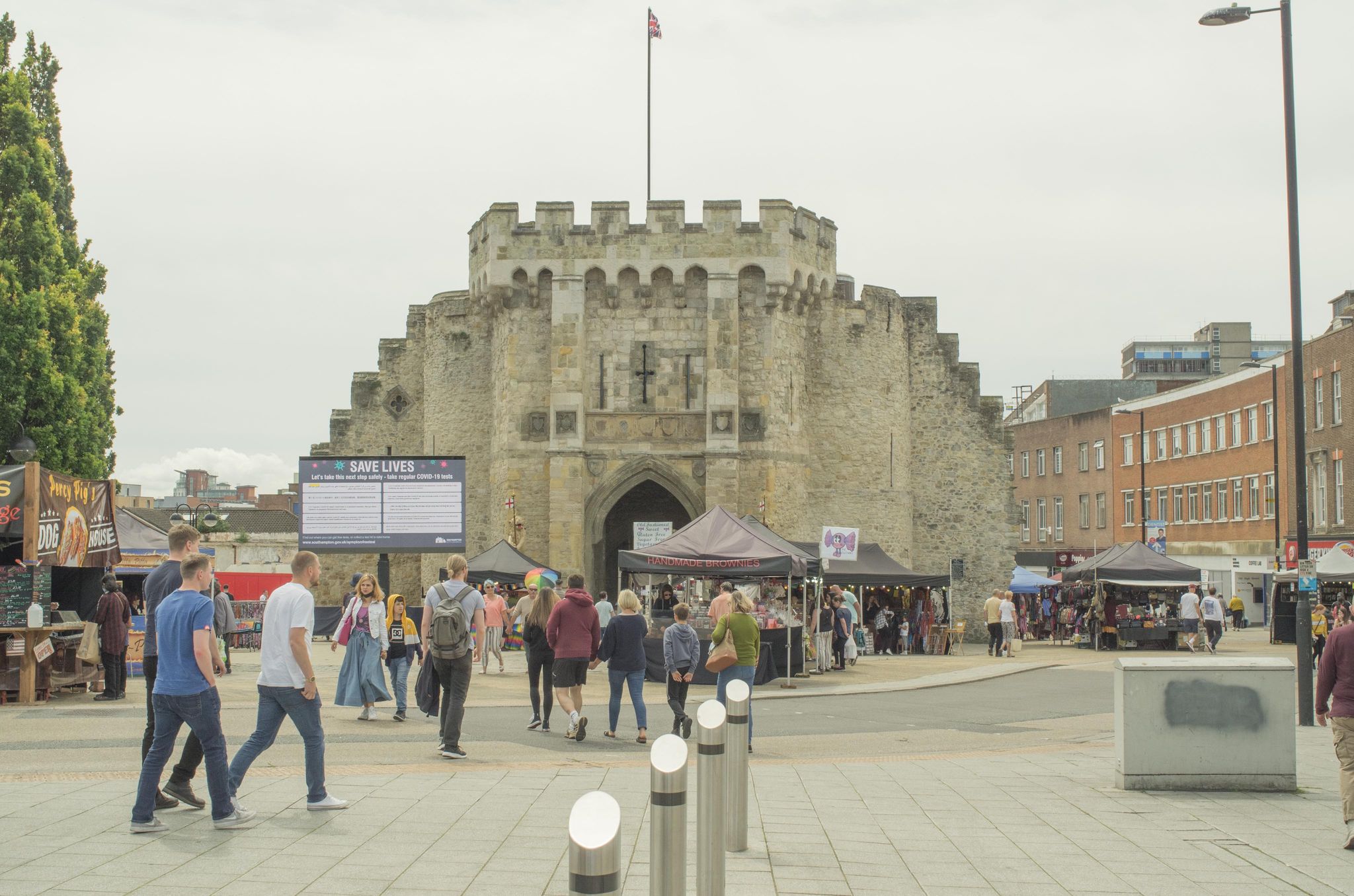 中世に建てられた要塞壁の一部で、Bar Gateと呼ばれています。