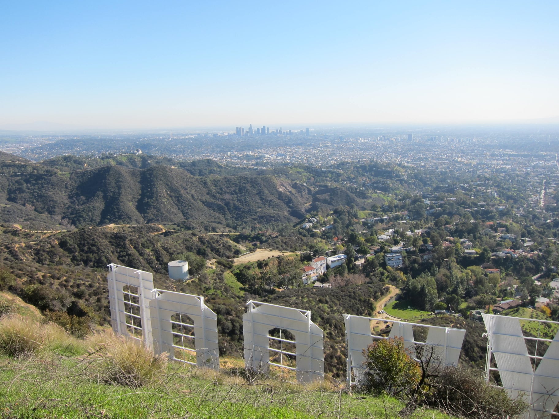 ロサンゼルスと言えば「Hollywoodサイン」 ロサンゼルスにはハイキングコースが無数にある。もちろんHollywoodサインにも。ハイキングのほかに、サーフィン・サイクリング・ジョギング・ピクニックやバーベキューは週末の定番。