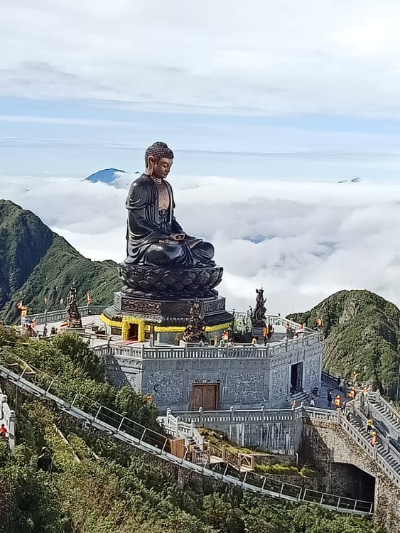 サパにあるベトナム最高峰ファンシーバン山（3,143m）です。 　何が凄いかと言うと、富士山級の山にロープウェイで登れることです。 　運が良いと雲海が見えます。
