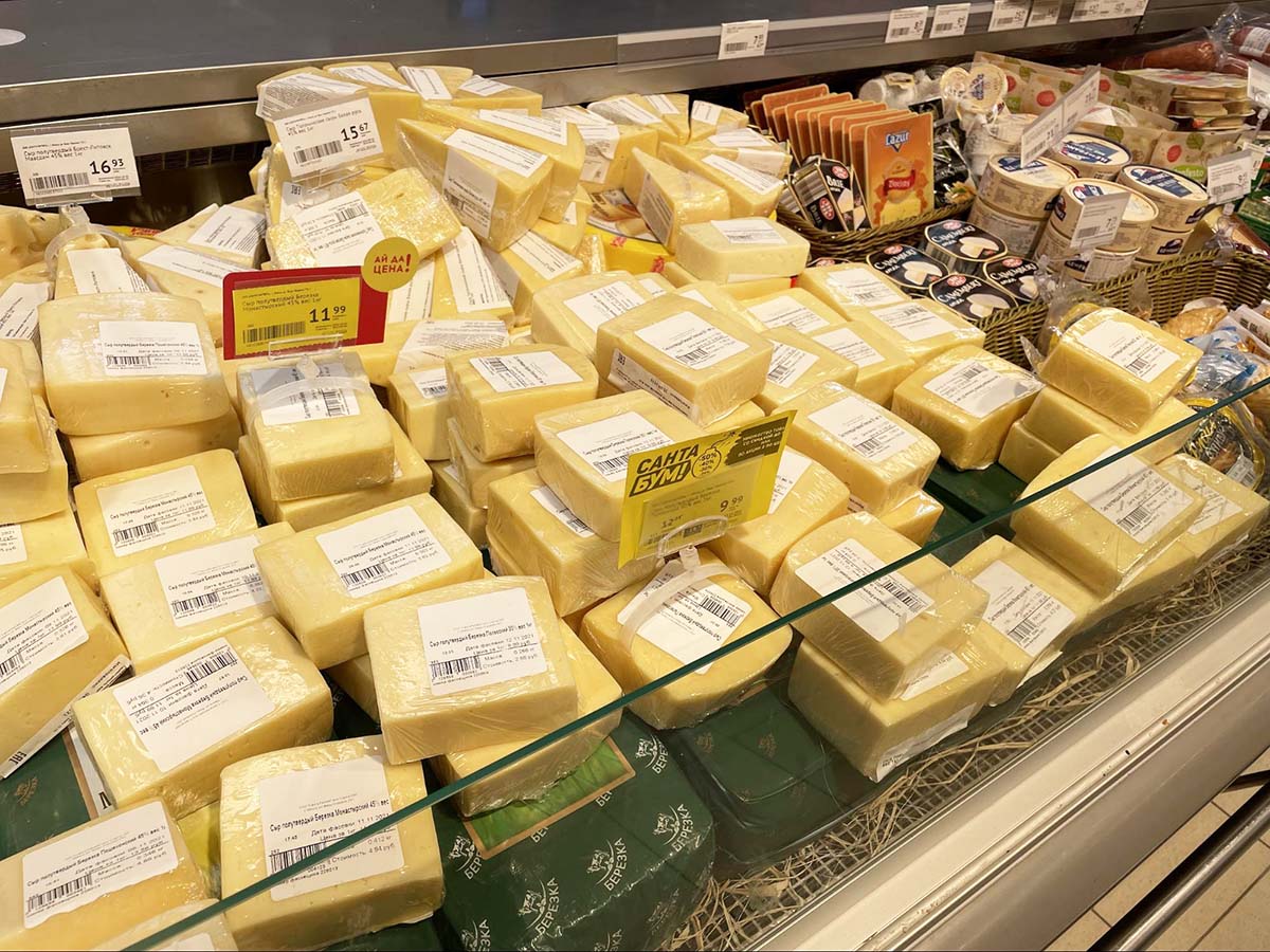 スーパーマーケットのチーズ売り場