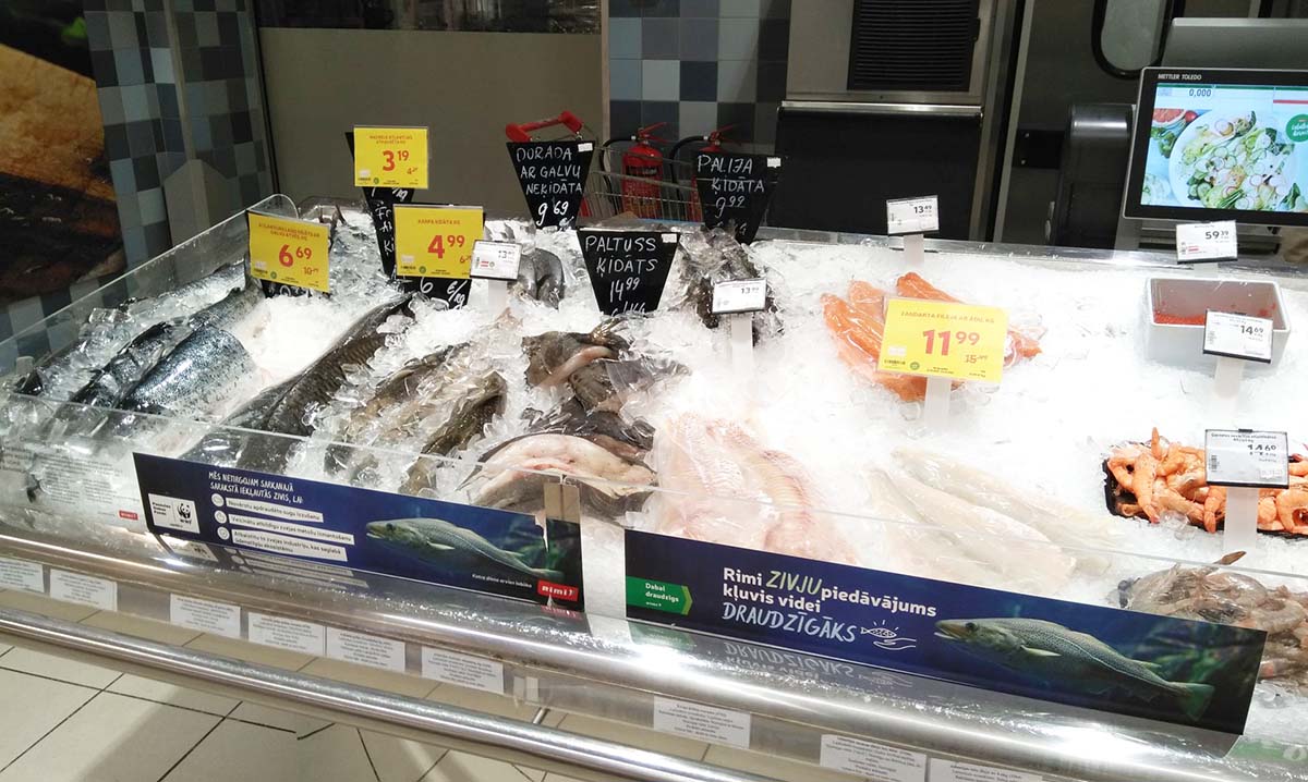 スーパーマーケットの鮮魚コーナー。魚は切り売りがポピュラー。