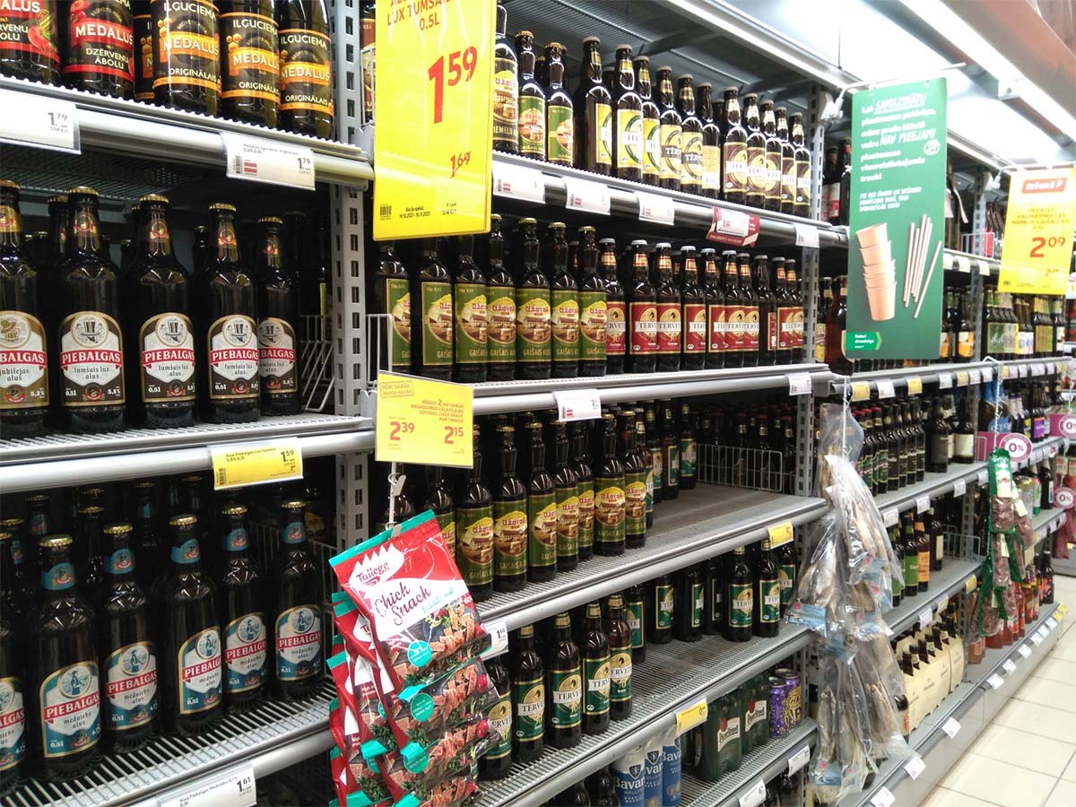 スーパーマーケットのビールコーナー。地ビールから輸入ビールまで種類が豊富。