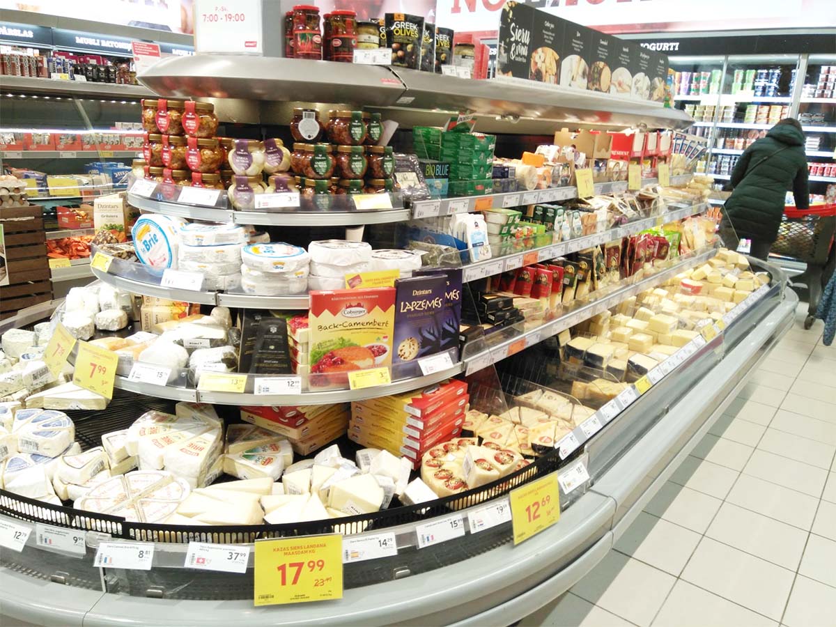 スーパーマーケットのチーズコーナー。チーズは種類が豊富。