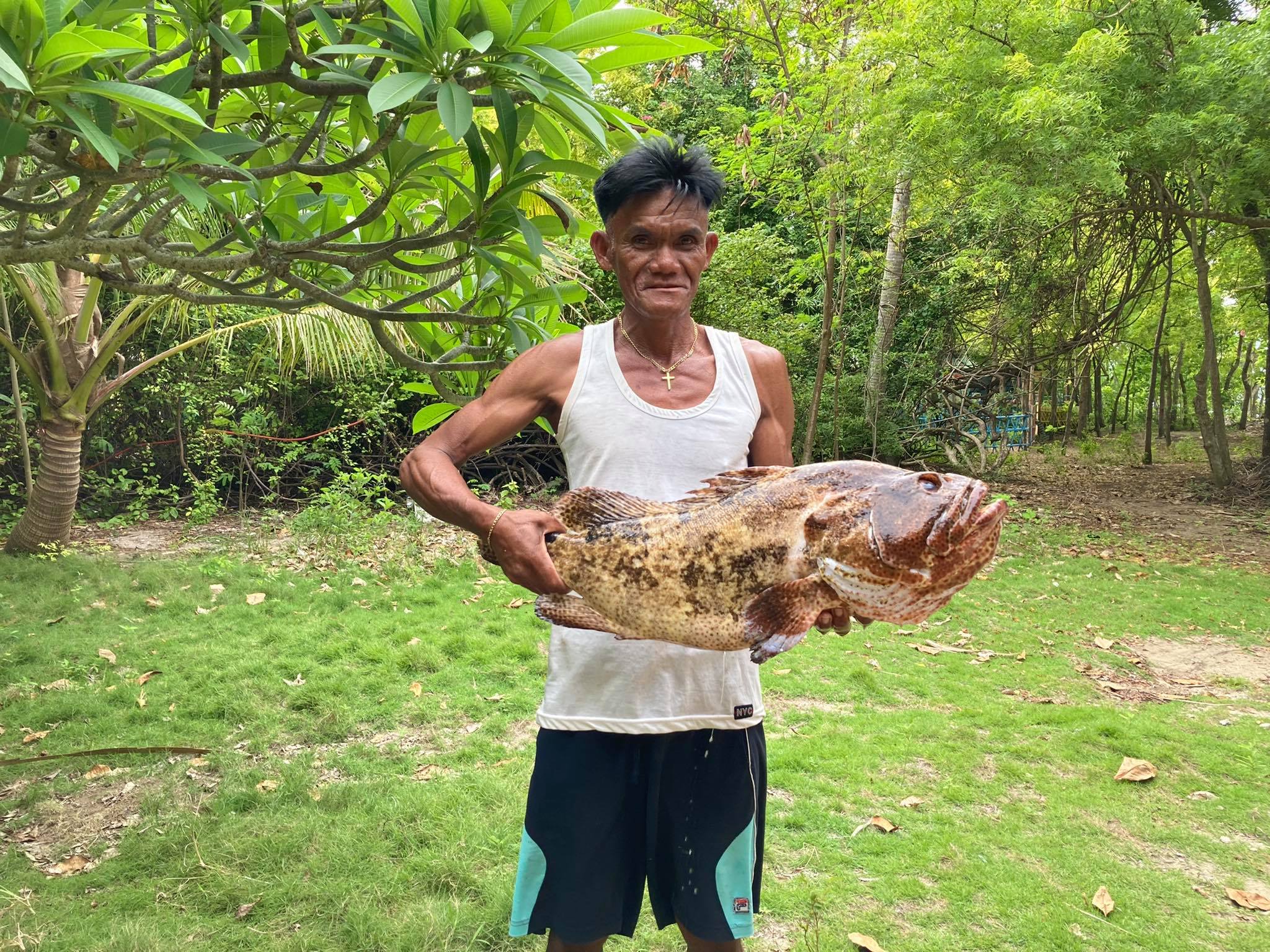 島の人が、一本釣りで釣った高級魚「ラプラプ」！自然と共に生きてきた島民たちがなせる業です。
