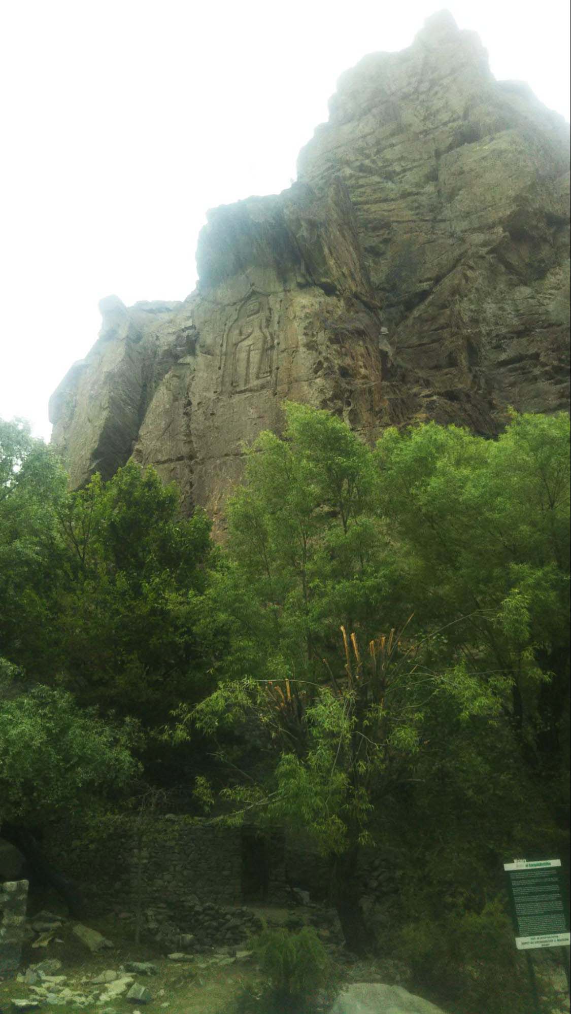 断崖絶壁に彫られている仏陀像