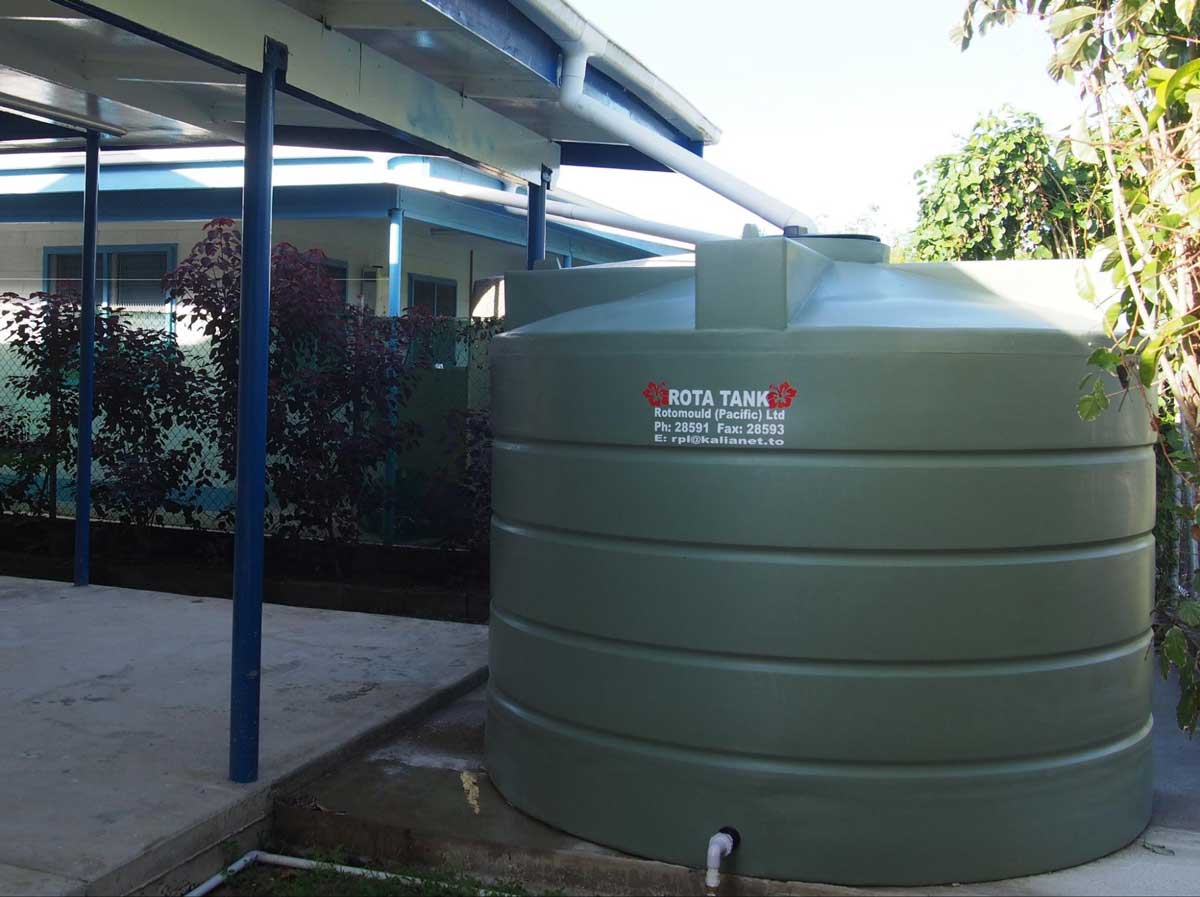 庭に設置された雨水タンク