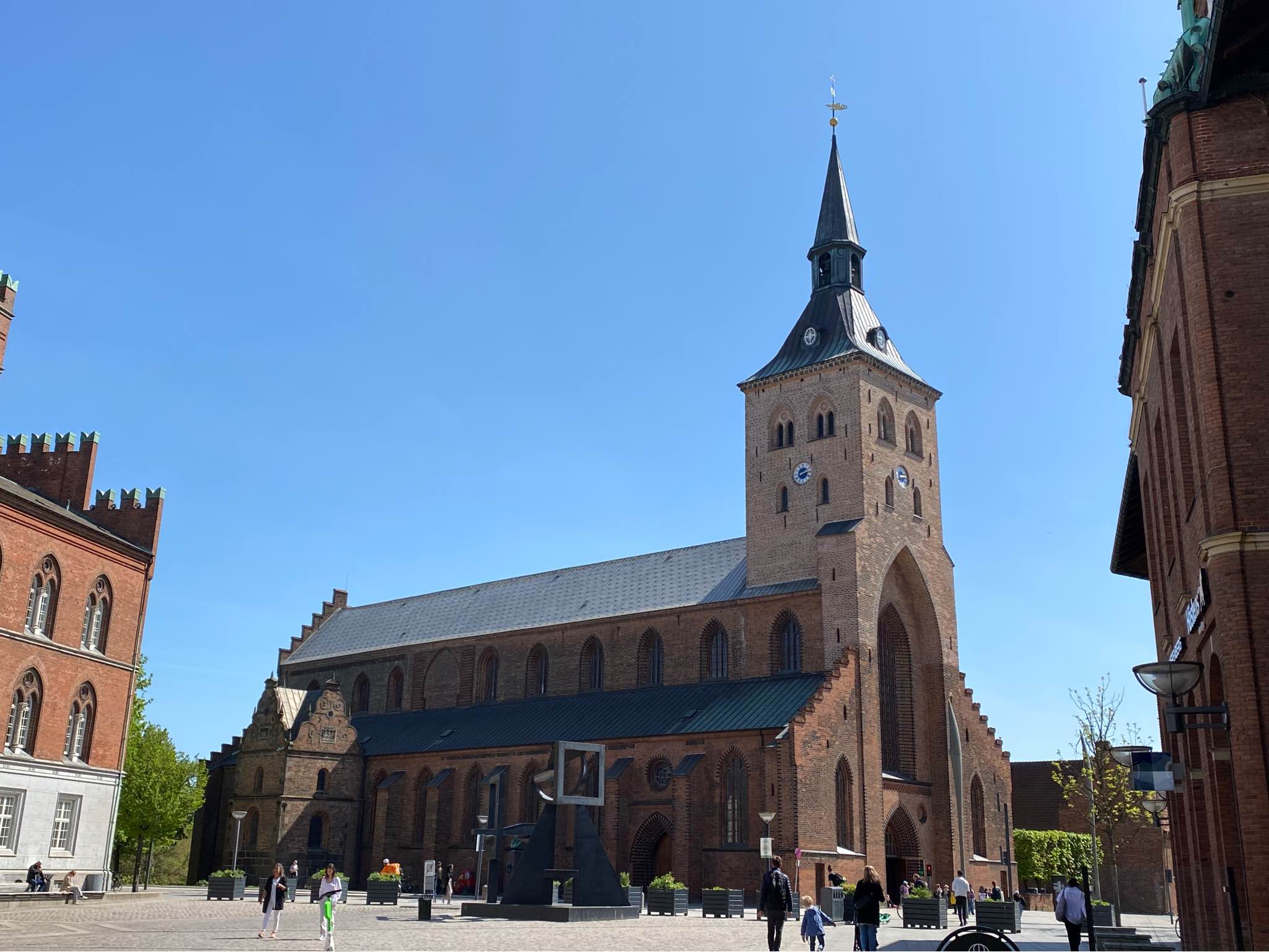 デンマーク第３の都市といわれるオーデンセにある聖クヌーズ修道院です。 オーデンセと言えば、H.Cアンデルセンという童話作家の出身地であり、市内にはアンデルセンに関連する建物や銅像などがたくさんあります。道路に書かれた足跡をたどると関連建築物にたどり着けるようになっています。