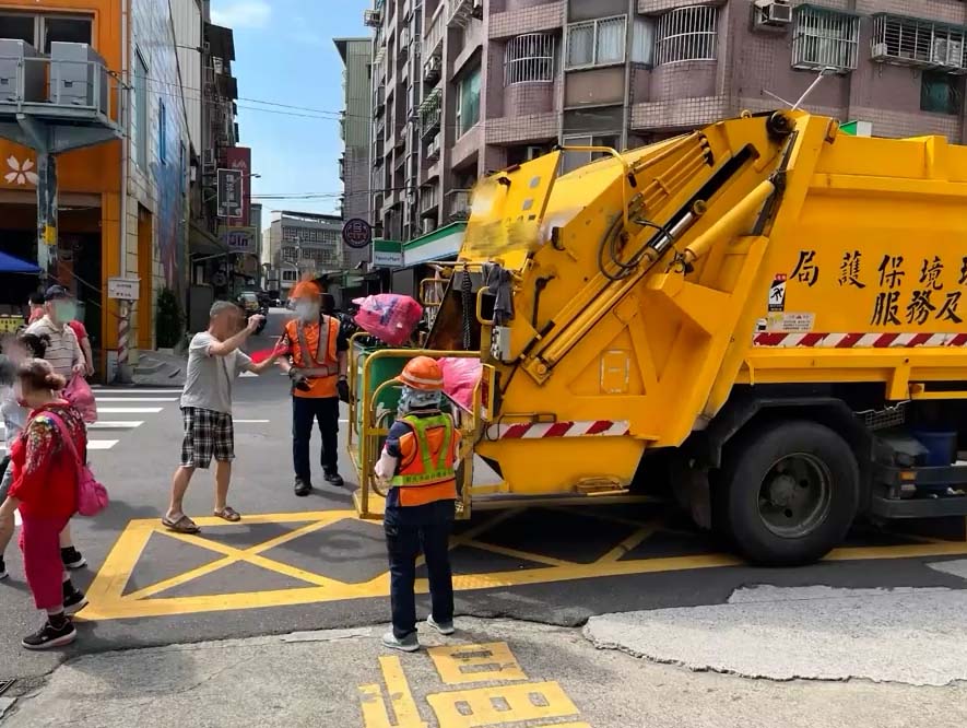 台湾のゴミ収集車